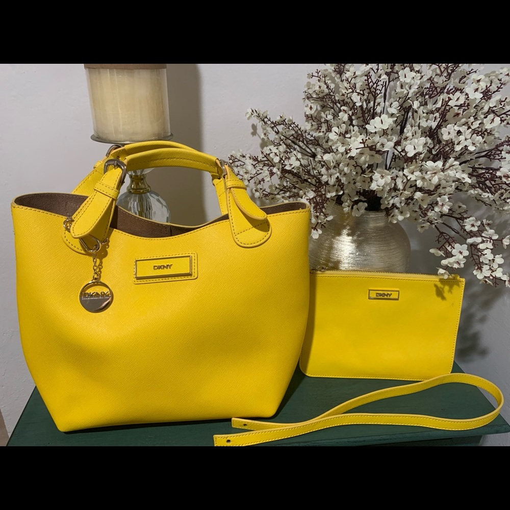 DKNY Bag 💯 % Real Leather in Like New Condition